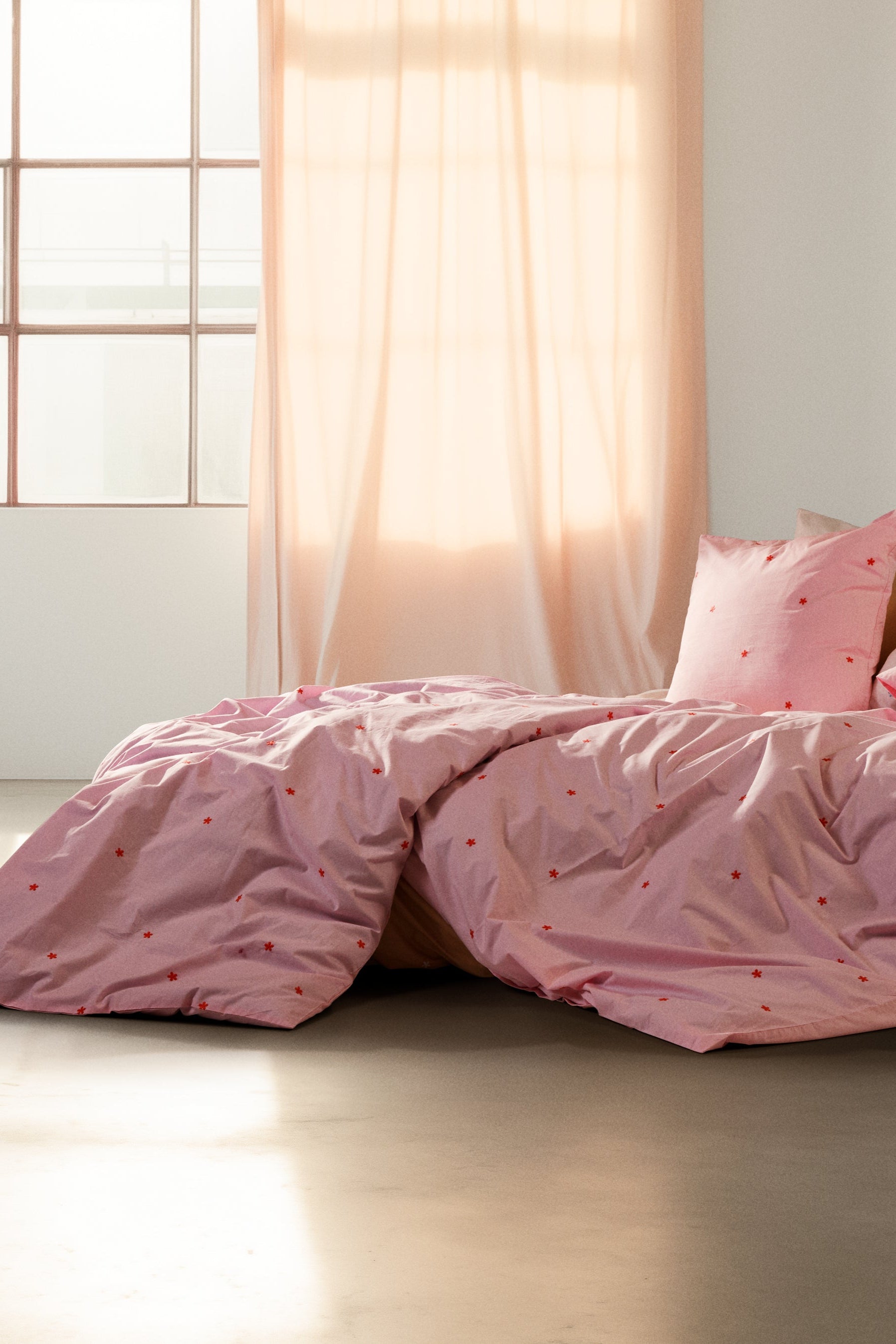 Daisy sengetøj - pink/rød